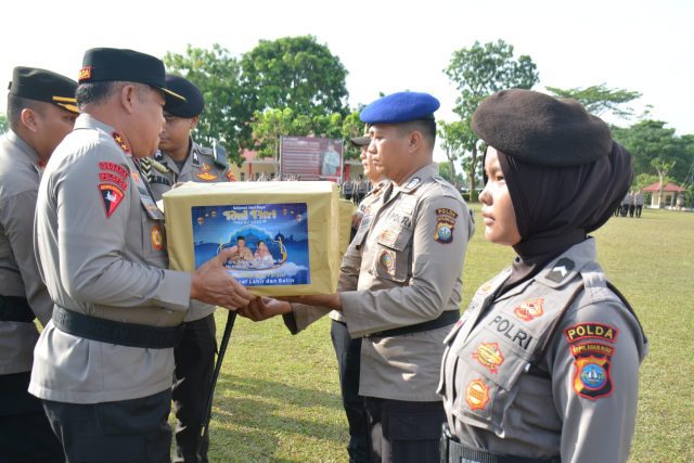 Kapolda Kepri Irjen Pol Tabana Bangun serahkan bantuan bingkisan kepada Personel Polda Kepri, Rabu (19/04/2023)