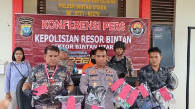 Kapolsek Bintan Utara saat menunjukkan barang bukti milik pelaku pembunuhan, Jumat (19/05/2023)