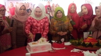 Ketua Umum Ikatan Wanita Perjuangan Yuniarni Pustoko Weni saat memotong kue ulang tahun, Sabtu (03/05/2023)