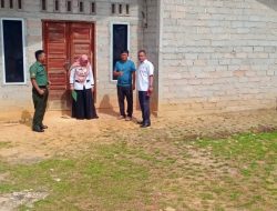 Warga di Himbau Pasang Bendera Merah, Babinsa Bersama Perangkat Kelurahan Keliling Door to Door
