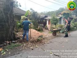 Bersama Warga Binaan, Serda Sukiman Lakukan Pembersihan Jalan