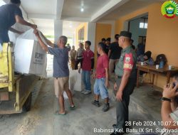 Pergeseran Logistik Pemilu Dari PPK Kecamatan Ke Gudang KPU, Sertu Supriadi Lakukan Pengamanan