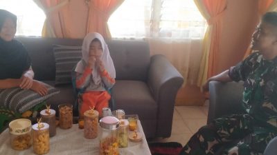 Babinsa Kampung Bulang Silaturahmi Di Rumah Ketua RT Setempat