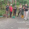 Ciptakan Suasana Bersih, Babinsa Kampung Baru Lakukan Gotong Royong