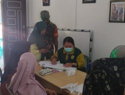 Babinsa Tanjung Ayun Sakti Koramil 01/Kota Dampingi Posyandu Cek Kesehatan Balita dan Lansia