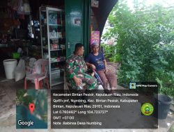 Babinsa Numbing Koramil 02/Bintim Ajak Warga Jaga Kebersihan Lingkungan