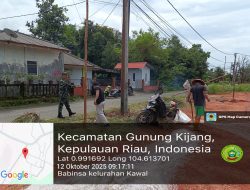 Babinsa Kawal Koramil 02/Bintim Ajak Warga Gotong Royong Bersihkan Lingkungan