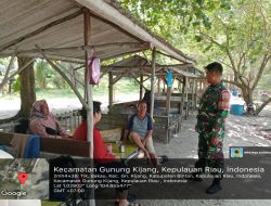 Babinsa Teluk Bakau Koramil 02/Bintim Ajak Warga Jaga Kebersihan Lingkungan di Musim Hujan
