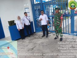 Babinsa Tanjung Kelit Koramil 06/Senayang Laksanakan Patroli Siskamling Bersama Unsur Syahbandar di Pelabuhan