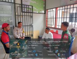 Babinsa Kampung Bugis Koramil 01 Kota Ajak Warga Aktif Jaga Keamanan Lingkungan Lewat Pos Kamling