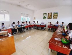 Babinsa Kawal Koramil 02/Bintim Monitor Pembagian Makanan Bergizi Kolaborasi PT BAI dan Pemkab Bintan