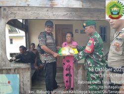 Babinsa Tanjung Kelit Koramil 06/Senayang Dampingi Pembagian Beras Bantuan Pemerintah di Dusun III Linau