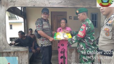 Babinsa Tanjung Kelit Koramil 06/Senayang Dampingi Pembagian Beras Bantuan Pemerintah di Dusun III Linau