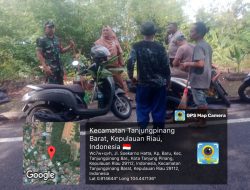 Babinsa Tanjungpinang Barat Koramil 01 Kota Ajak Warga Gotong Royong Bersihkan Lingkungan