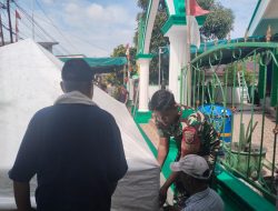 Babinsa Sungai Jang Koramil 01 Kota Bersama Warga Gelar Gotong Royong Persiapan Resepsi Pernikahan