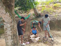 Babinsa Batu Belubang Koramil 06 Senayang Ajak Warga Gotong Royong Bersihkan Lingkungan Pesisir