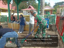 Babinsa Penyengat Koramil 01 Kota Bersama Warga Bersihkan Taman PKK, Siap Ikuti Lomba Taman Terbersih Kota Tanjungpinang