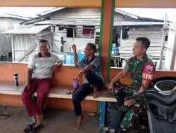 Babinsa Kampung Bugis Koramil 01 Kota Himbau Warga Pesisir Waspadai Cuaca Ekstrem