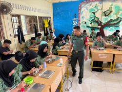 Koramil 02/Bintim Monitoring Pembagian Makan Bergizi Gratis di Sungai Lekop