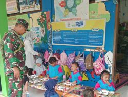 Babinsa Desa Teluk Bakau Koramil 02/Bintim Monitoring Pembagian Makan Bergizi untuk Siswa