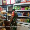 Babinsa Temiang Pesisir Koramil 06 Senayang Pantau Harga Bahan Pokok Jelang Natal dan Tahun Baru