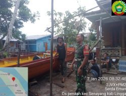 Babinsa Desa Penaah Koramil 06 Senayang Bahas Perawatan Kapal Pompong Bersama Nelayan