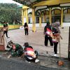 Babinsa Koramil 07/Tambelan Ajak Warga Batu Lepuk Gotong Royong Bersihkan Masjid