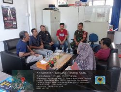 Babinsa Koramil 01/Kota Dorong Disiplin dan Wawasan Kebangsaan di SMKN 5 Tanjungpinang