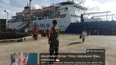Babinsa Koramil 02 Bintim Amankan Kedatangan dan Keberangkatan KM Bukit Raya di Pelabuhan Sei Kolak