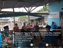 Babinsa Kampung Bugis Koramil 01 Kota Lakukan Komsos, Imbau Warga Jaga Keamanan Saat Lebaran