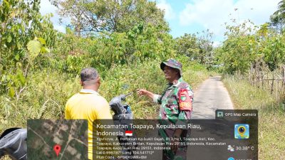 Babinsa Toapaya Asri Koramil 02 Bintim Tinjau Lokasi Rawan Kebakaran, Imbau Warga Waspada Karhutla