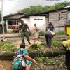 Babinsa Kampung Melayu Koramil 07 Tambelan Bersama Warga Gelar Gotong Royong Bersihkan Lingkungan Pasca Lebaran