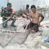 Babinsa Koramil 07 Tambelan Bantu Nelayan Desa Batu Lepuk Buat Perangkap Kepiting